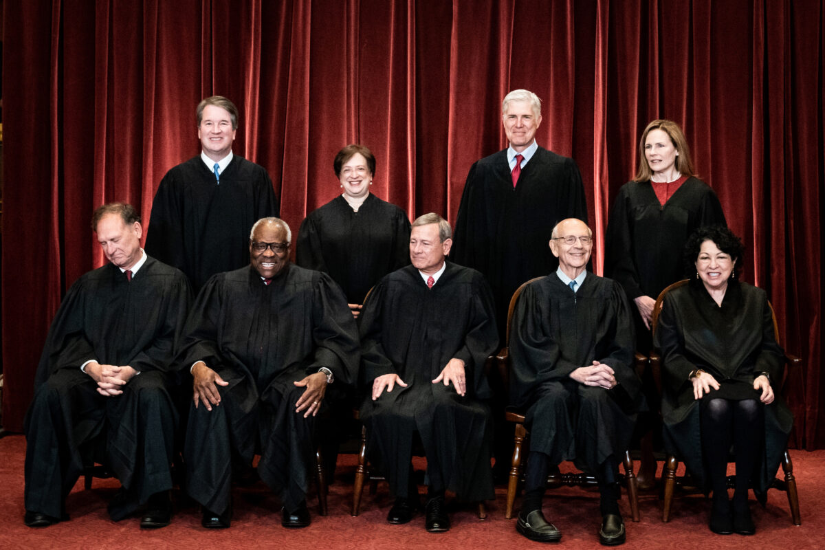 Membros da Suprema Corte posam para uma foto de grupo na Suprema Corte, em Washington, no dia 23 de abril de 2021 (Erin Schaff/Pool/Getty Images)
