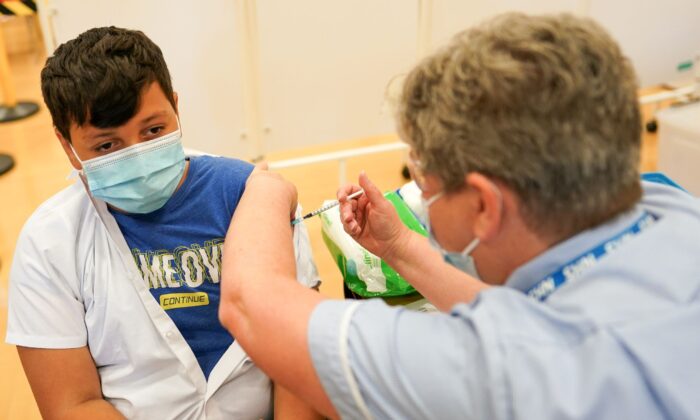 ‘Perda de tempo’ continuar vacinando, afirma ex-chefe da Força Tarefa de Vacinas do Reino Unido