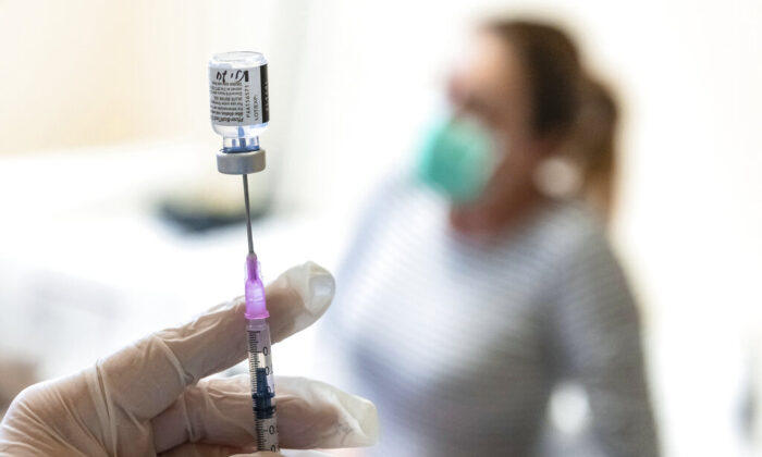 Enfermeira prepara uma dose de uma vacina contra COVID-19 no Hospital Andras Josa Ensino em Nyiregyhaza, na Hungria, no dia 24 de janeiro de 2021 (Attila Balazs / MTI via AP)