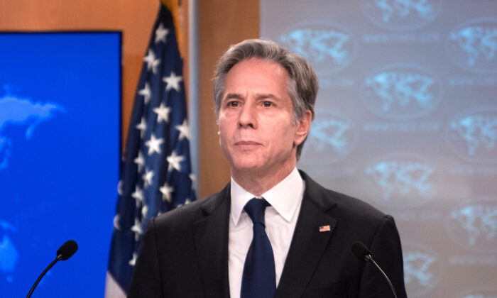 O secretário de Estado dos EUA, Antony Blinken, se pronuncia quanto a Rússia e a Ucrânia durante um briefing no Departamento de Estado em Washington, em 26 de janeiro de 2022 (Brendan Smialowski/POOL/AFP via Getty Images)