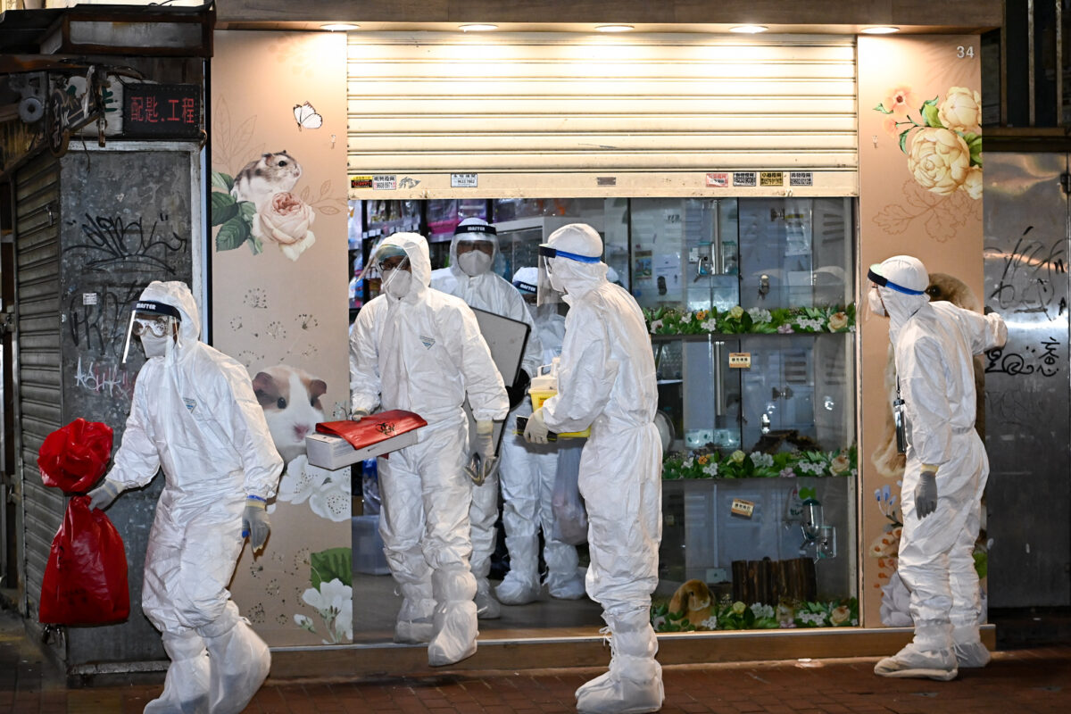 Autoridades de saúde de Hong Kong entram em uma loja de animais para abater animais de estimação e desinfetar a loja, em Causeway Bay, no dia 18 de janeiro de 2022 (Sung Pilung/Epoch Times)