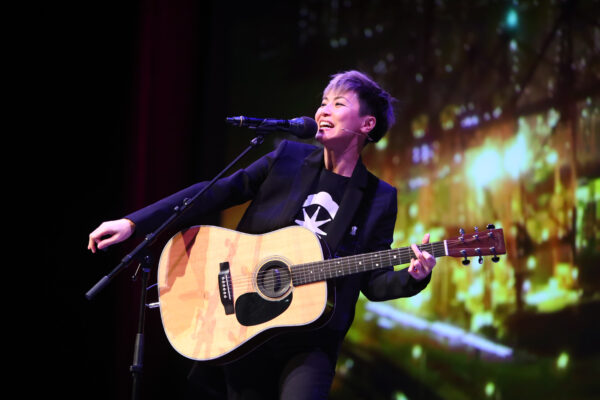 A cantora de Hong Kong Denise Ho se apresenta no palco durante o Oslo Freedom Forum, em Oslo, no dia 27 de maio de 2019 (Ryan Kelly / AFP / Getty Images)