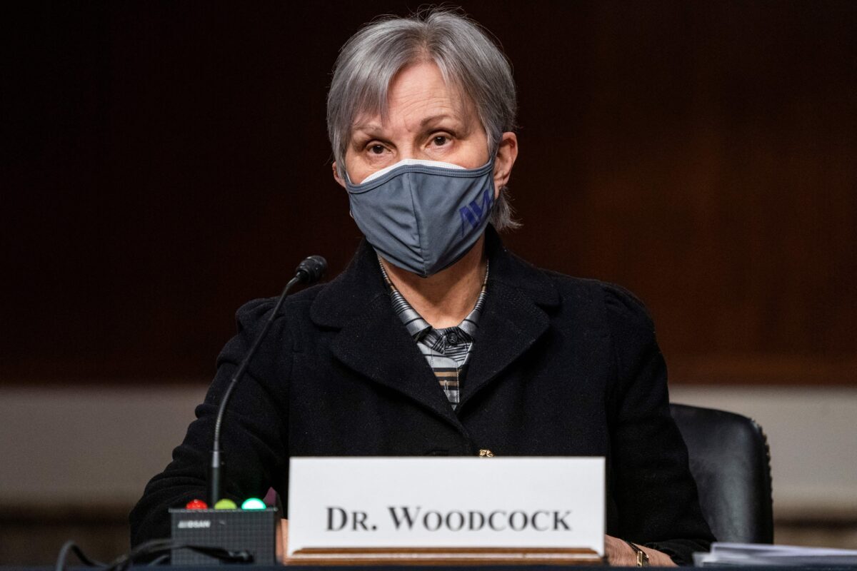 Dra. Janet Woodcock, comissária interina da Food and Drug Administration, testemunha perante o Congresso, em Washington, no dia 11 de janeiro de 2022 (Shawn Thew/Pool/AFP via Getty Images)