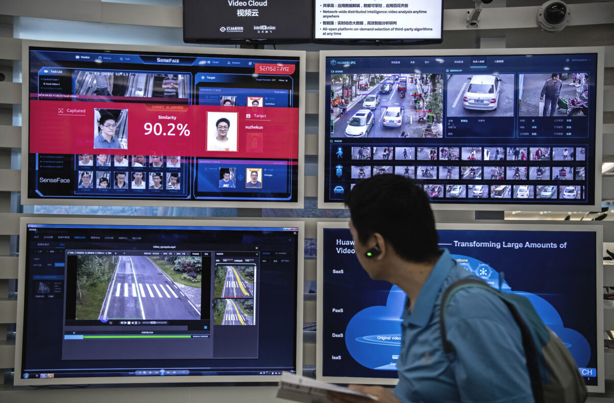 Uma tela para reconhecimento facial e inteligência artificial em monitores no campus Bantian da Huawei em Shenzhen, na China, no dia 26 de abril de 2019 (Kevin Frayer / Getty Images)