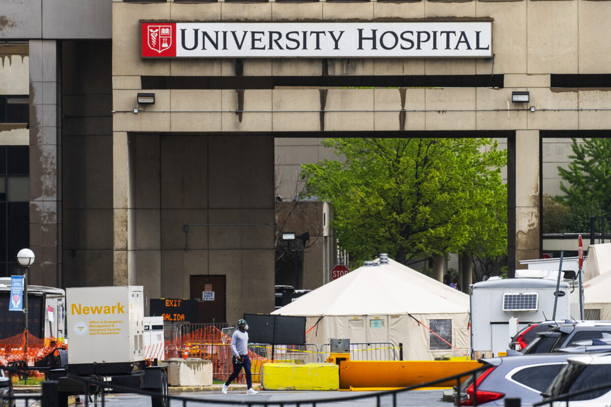 Homem caminha do lado de fora do Hospital Universitário em Newark, Nova Jersey, em uma foto de arquivo (Eduardo Muñoz Álvarez / Getty Images)