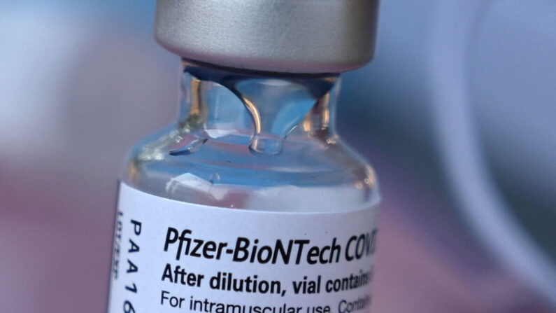Frasco da vacina da Pfizer-BioNTech contra a COVID-19, em Los Angeles, na Califórnia, no dia 23 de agosto de 2021 (Robyn Beck/AFP via Getty Images)