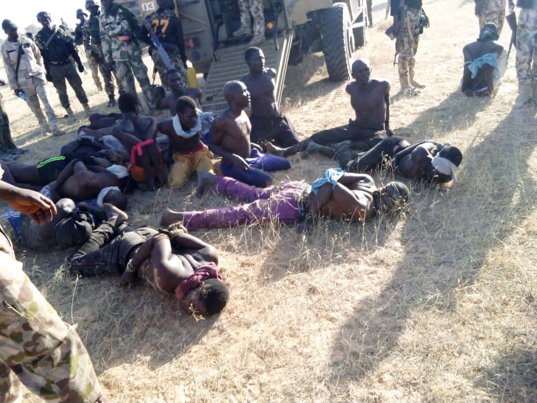 Foto fornecida pela Força-Tarefa Conjunta Multinacional na região do Lago Chade mostra 17 terroristas do Boko Haram detidos (MNJTF) 