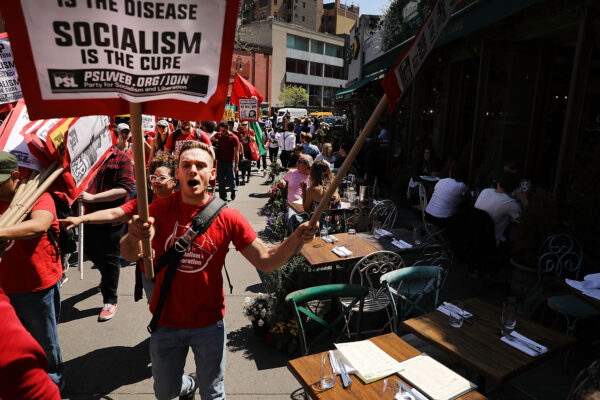 Dezenas de pessoas marcham nos protestos de 1º de maio de 2018, na cidade de Nova Iorque. Em todo o país e no mundo, as pessoas protestam, marcham e não trabalham no tradicional dia dos direitos dos trabalhadores (Spencer Platt / Getty Images)