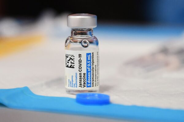 Um frasco da vacina contra a COVID-19 da Johnson & Johnson em uma clínica de vacinação em Los Angeles, na Califórnia, no dia 15 de dezembro de 2021 (Frederic J. Brown/AFP via Getty Images)
