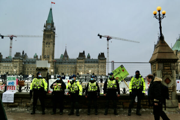 Polícia no local do protesto contra mandatos da COVID-19, no Parlamento, em Ottawa, no dia 17 de fevereiro de 2022 (Jonathan Ren/Epoch Times)