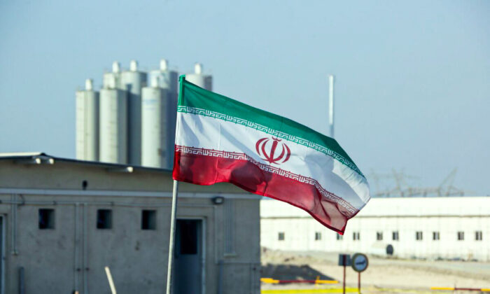 Uma bandeira iraniana na usina nuclear de Bushehr, no Irã, durante uma cerimônia oficial para dar início às obras de um segundo reator na instalação, em Bushehr, no Irã, no dia 10 de novembro de 2019 (Atta Kenare/AFP via Getty Images)