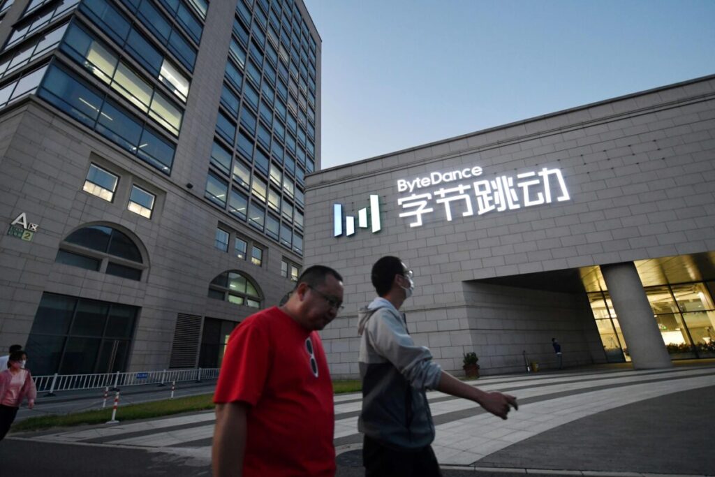 Pessoas passam pela sede da ByteDance, empresa controladora do aplicativo de compartilhamento de vídeo TikTok, em Pequim, no dia 16 de setembro de 2020 (Greg Baker/AFP via Getty Images)