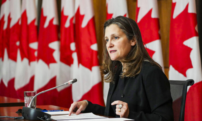 A Ministra das Finanças e Vice-Primeira-Ministra, Chrystia Freeland, realiza uma coletiva de imprensa em Ottawa, no dia 24 de novembro de 2021 (The Canadian Press/Sean Kilpatrick)
