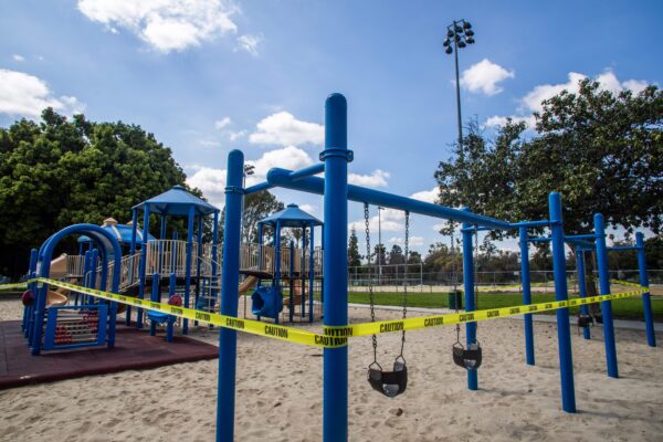 Um playground do Lincoln Park está fechado durante a pandemia, em Los Angeles, no dia 21 de março de 2020 (APU GOMES/AFP via Getty Images)