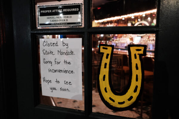 Um restaurante do Brooklyn fica fechado no início da noite após um decreto de que todos os bares e restaurantes fecham às 20h, na cidade de Nova Iorque, no dia 16 de março de 2020 (Spencer Platt/Getty Images)
