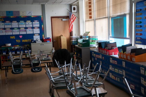 Uma sala de aula do jardim de infância fica vazia na KT Murphy Elementary School, em Stamford, em Connecticut, no dia 17 de março de 2020 (John Moore/Getty Images)