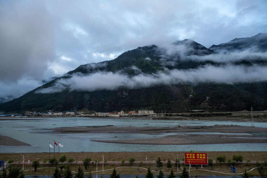 O rio Yarlung Zangbo é visto durante uma visita organizada pelo governo para jornalistas em Linzhi, região do Tibete, na China, no dia 4 de junho de 2021 (Kevin Frayer/Getty Images)