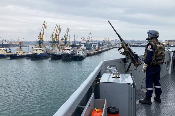 Rússia diz que navio de guerra afundou após explosão; Ucrânia diz que foi a responsável