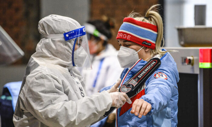 Um membro da equipe da Noruega passa pela segurança após chegar à Vila Olímpica antes dos Jogos Olímpicos de Inverno de 2022 em Pequim, no dia 1º de fevereiro de 2022 (Anthony Wallace - Pool/Getty Images)

