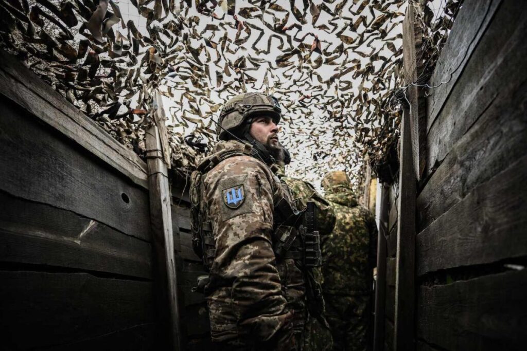 Tropas ucranianas patrulham a linha de frente, fora da cidade de Novoluhanske, no leste da Ucrânia, no dia 19 de fevereiro de 2022 (Aris Messinis/AFP via Getty Images)