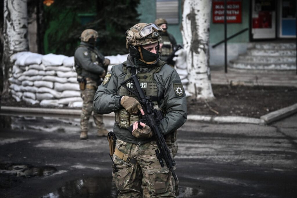 Tropas ucranianas patrulham a cidade de Novoluhanske, no leste da Ucrânia, no dia 19 de fevereiro de 2022 (Aris Messinis/AFP via Getty Images)