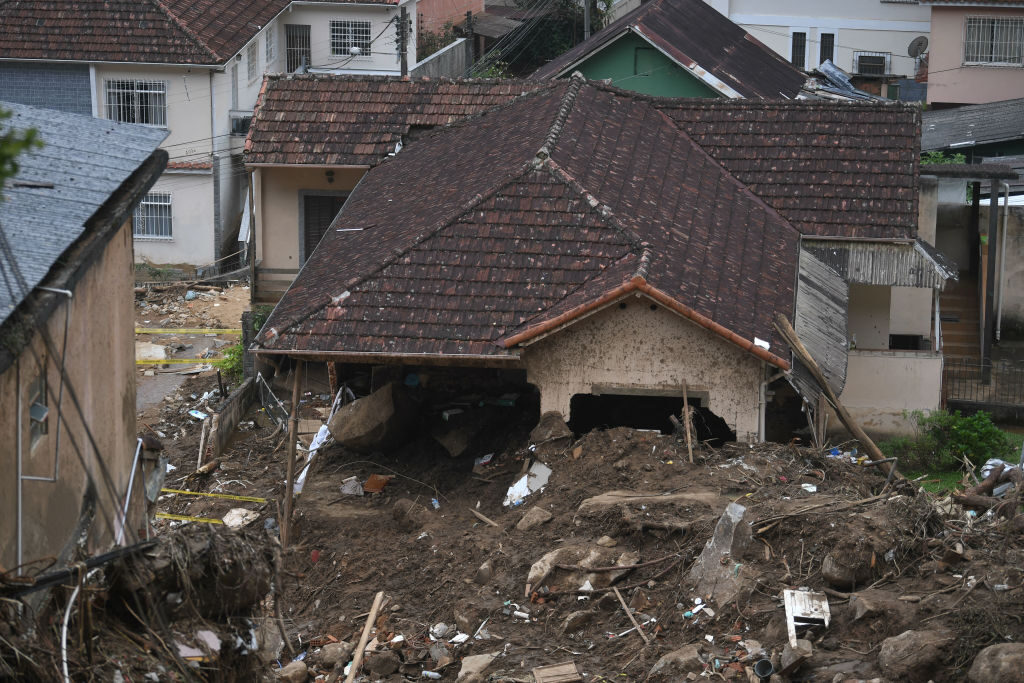 Uma casa destruída devido a um deslizamento de terra gigante em Petrópolis, no dia 19 de fevereiro de 2022 (MAURO PIMENTEL/AFP via Getty Images)