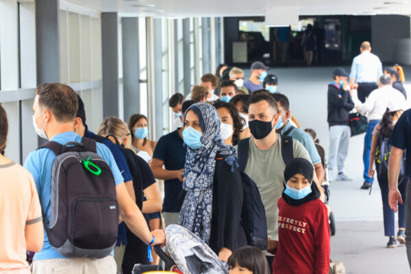 As pessoas fazem fila na clínica de testes da COVID antes da partida do Histopath no Aeroporto Internacional de Sydney, em Sydney, na Austrália, no dia 23 de dezembro de 2021 (Jenny Evans/Getty Images)