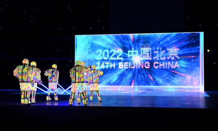 Artistas vestidos como jogadores de hóquei se apresentam durante a cerimônia de abertura dos Jogos Olímpicos de Inverno de Pequim 2022, no Estádio Nacional de Pequim, na China, no dia 4 de fevereiro de 2022 (David Ramos/Getty Images)