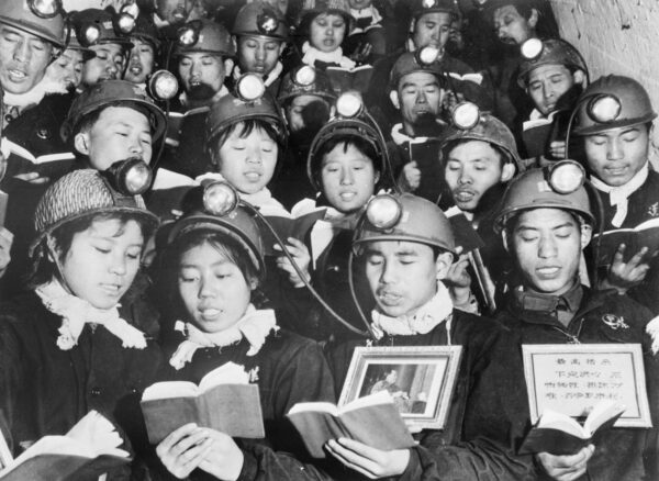 Um grupo de mineradores de carvão recitam parágrafos do “Livro Vermelho” de Mao Tsé-tung enquanto marcam a “Grande Revolução Cultural Proletária” de Mao na mina Li Se Yuan, no dia 6 de setembro de 1968 (-/XINHUA/AFP via Getty Images)