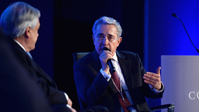 Ex-presidente da República da Colômbia, Álvaro Uribe Vélez, se pronuncia no palco do Concordia Summit 2014 (Foto de Leigh Vogel/Getty Images for Concordia Summit)