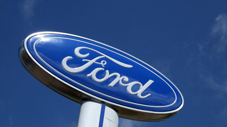 Logotipo da Ford Motor Company é visto no dia 20 de julho de 2008, em uma concessionária em Hudson, em Wisconsin. AFP PHOTO/Karen BLEIER (KAREN BLEIER/AFP via Getty Images)