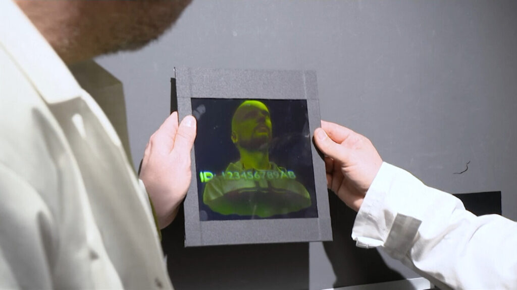 Pesquisadores segurando uma imagem holográfica de uma pessoa em um laboratório em Vac, na Hungria, em 28 de janeiro de 2022, em uma foto de um vídeo (AP/Screenshot via Epoch Times)