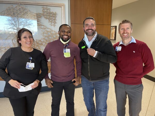 A partir da esquerda: Daniella Del Pilar Angulo Thompson, o técnico de enfermagem Daniel Igheghe; Joel Webb; e o farmacêutico Chad Friece se reuniram em 25 de janeiro, no Texas Health Frisco, para uma foto comemorando a recuperação de Webb da COVID-19 (Joel Webb)