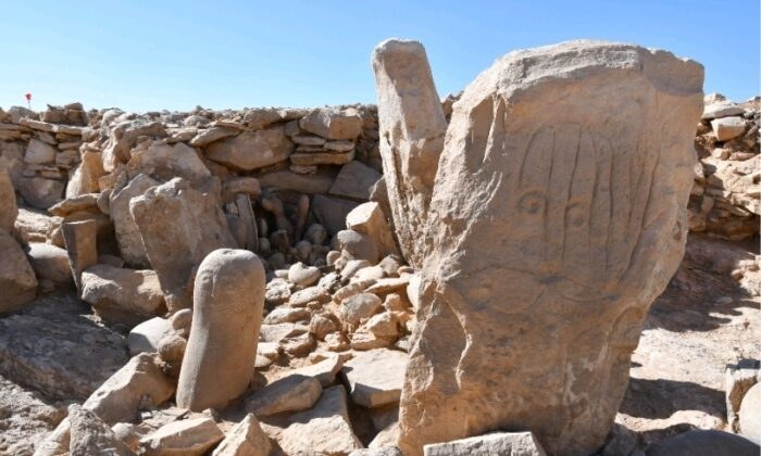 Duas rochas esculpidas em um sítio neolítico remoto no deserto oriental do Jordão (Ministério do Turismo via AP)
