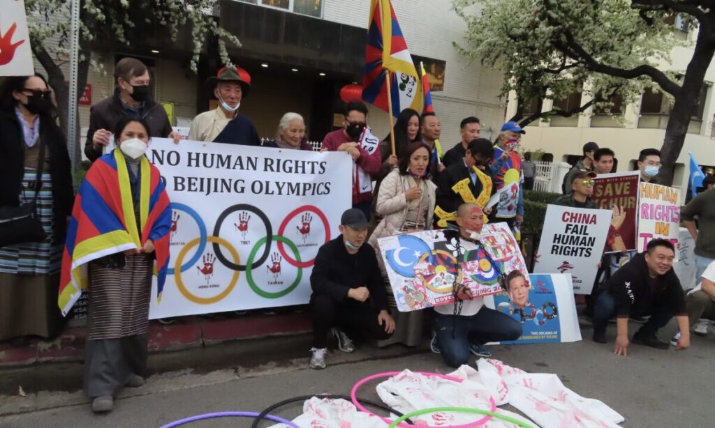 Dezenas de ativistas de direitos humanos protestaram em frente ao consulado chinês em Los Angeles, requisitando boicotes aos Jogos Olímpicos em Pequim, na Califórnia, no dia 3 de fevereiro de 2022 (Alice Sun/ Epoch Times)