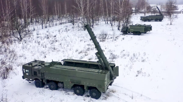 Lançadores de mísseis Iskander do exército russo assumem posições durante exercícios na Rússia, no dia 25 de janeiro de 2022 (Serviço de Imprensa do Ministério da Defesa da Rússia via AP)
