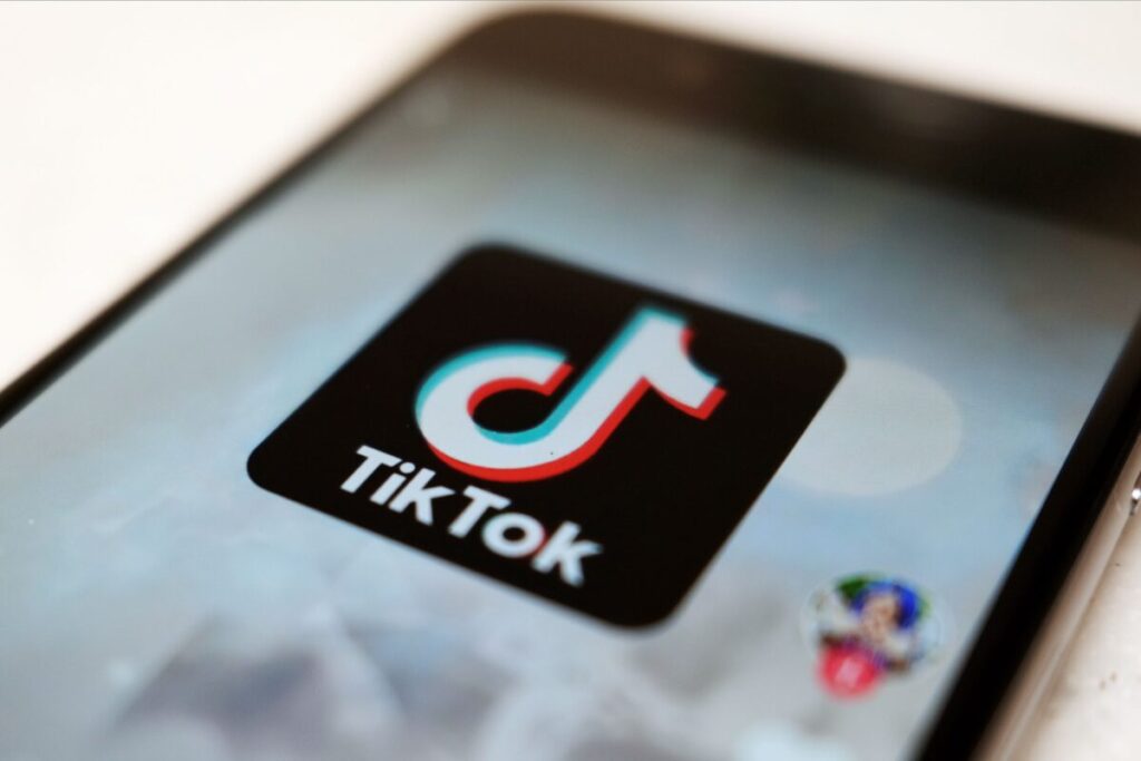 O logotipo do TikTok em um smartphone em Tóquio, no Japão, no dia 28 de setembro de 2020 (Kiichiro Sato/AP Photo)
