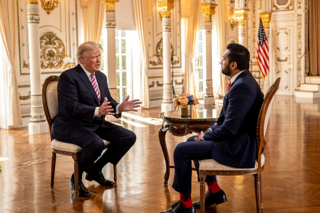 Ex-presidente Donald Trump fala com Kash Patel da Epoch TV em seu resort, Mar-a-Lago, em Palm Beach, na Flórida, no dia 31 de janeiro de 2022 (Epoch Times)
