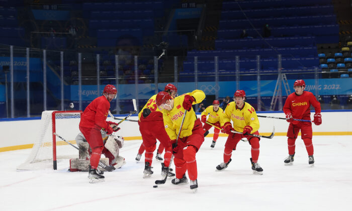 Seleção masculina chinesa de hóquei treina antes dos Jogos Olímpicos de Inverno de Pequim em 2022, no Estádio Nacional Indoor, em Pequim, no dia 29 de janeiro de 2022 (Lantao Zhang/Getty Images)