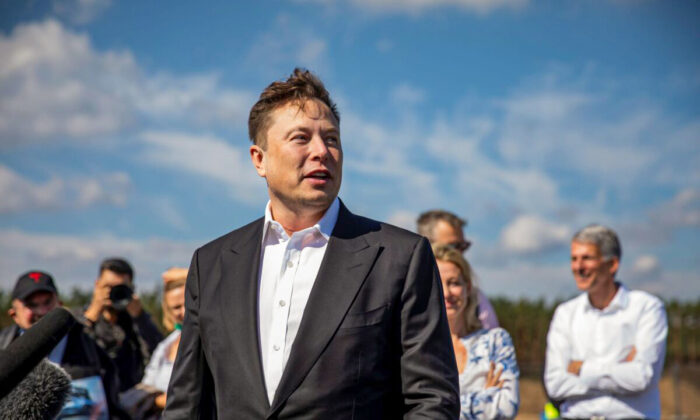 O chefe da Tesla, Elon Musk, se pronuncia com a imprensa ao chegar para dar uma olhada no canteiro de obras da nova Tesla Gigafactory próxima a Berlim, na Alemanha, no dia 3 de setembro de 2020 (Maja Hitij/Getty Images)
