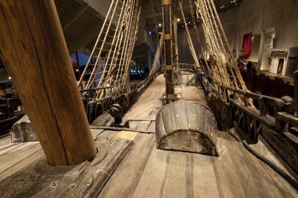 Parte do convés superior do navio Vasa, em direção à proa (Cortesia de Anneli Karlsson/Museu do Vasa/SMTM)