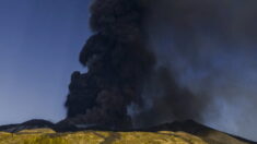 Monte Etna ruge novamente enviando uma imponente nuvem de cinzas vulcânicas