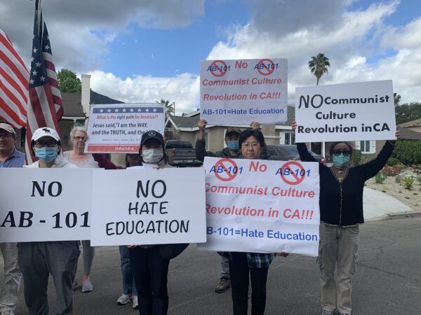 Pais chineses na Califórnia protestam contra o Assembly Bill 101, que tornaria os estudos étnicos um requisito de graduação do ensino médio, em Los Angeles, na Califórnia, no dia 26 de abril de 2020 (Linda Jiang/Epoch Times)