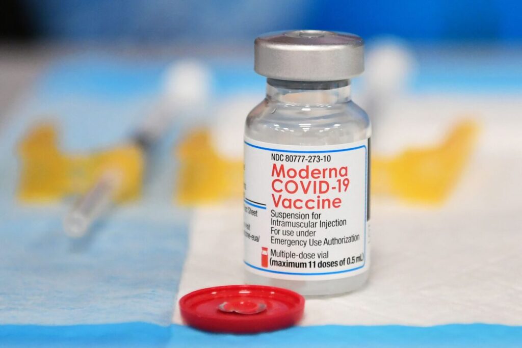 Um frasco da vacina contra a COVID-19 da Moderna, em Los Angeles, na Califórnia, no dia 15 de dezembro de 2021 (Frederic J. Brown/AFP via Getty Images)