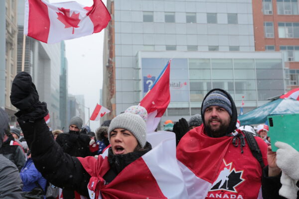 Manifestantes celebrando a música tocada durante o bloqueio no dia 12 de fevereiro de 2022, em Ottawa, no Canadá (Richard Moore/Epoch Times)