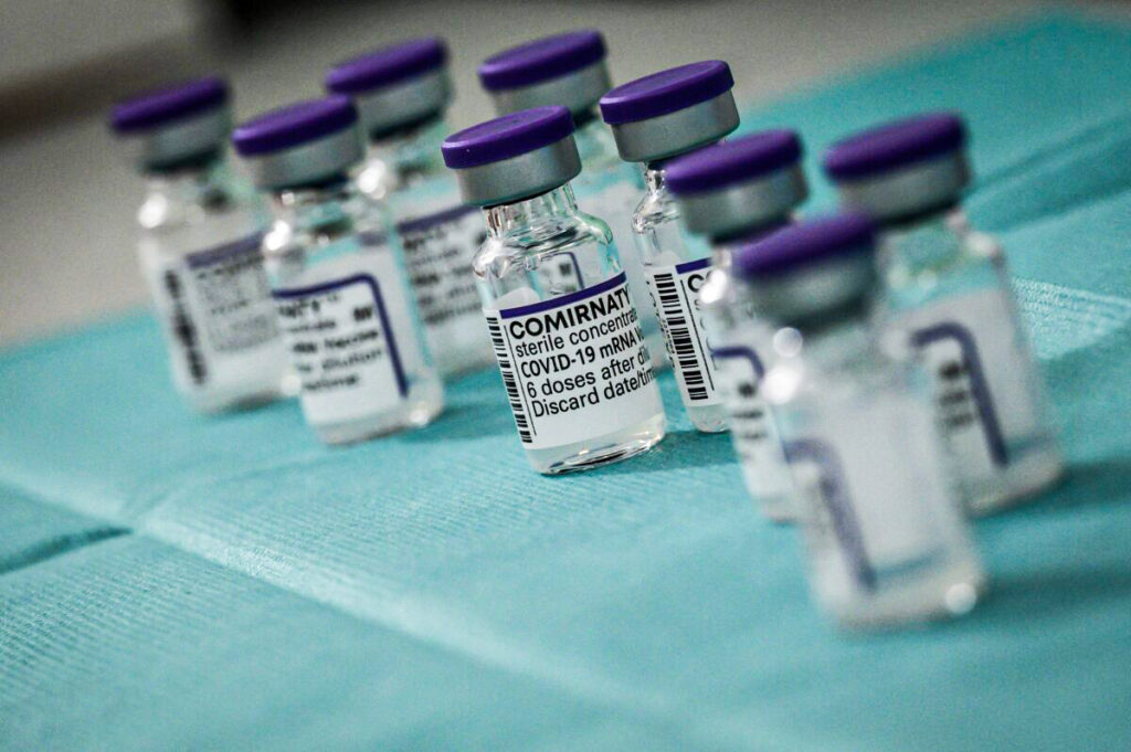  Frascos da vacina contra a COVID-19 da Pfizer e da BioNTech são vistos na França, no dia 27 de novembro de 2021 (Jeff Pachoud/AFP via Getty Images)