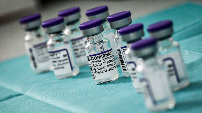 Frascos da vacina contra a COVID-19 da Pfizer e da BioNTech são vistos na França, no dia 27 de novembro de 2021 (Jeff Pachoud/AFP via Getty Images)