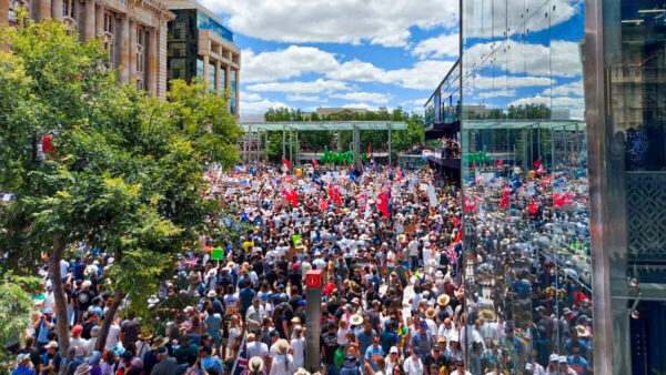 Manifestantes protestam contra os mandatos de vacinação durante o evento World Wide Rally for Freedom em Perth, na Austrália, no dia 20 de novembro de 2021 (Epoch Times)