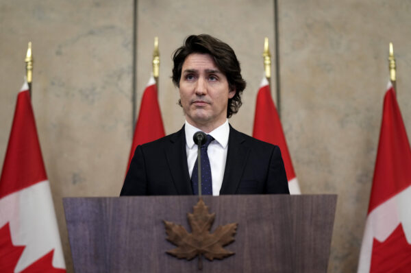 O primeiro-ministro Justin Trudeau se pronuncia aos repórteres sobre os protestos em andamento em Ottawa e bloqueios em várias fronteiras entre Canadá e EUA, no Parliament Hill, em Ottawa, no dia 11 de fevereiro de 2022 (Justin Tang/The Canadian Press)