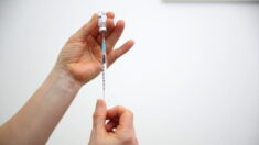 Mulher morre de raro sangramento cerebral após receber vacina contra COVID-19, diz legista